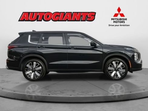 New 2025 Mitsubishi Outlander SE image 3