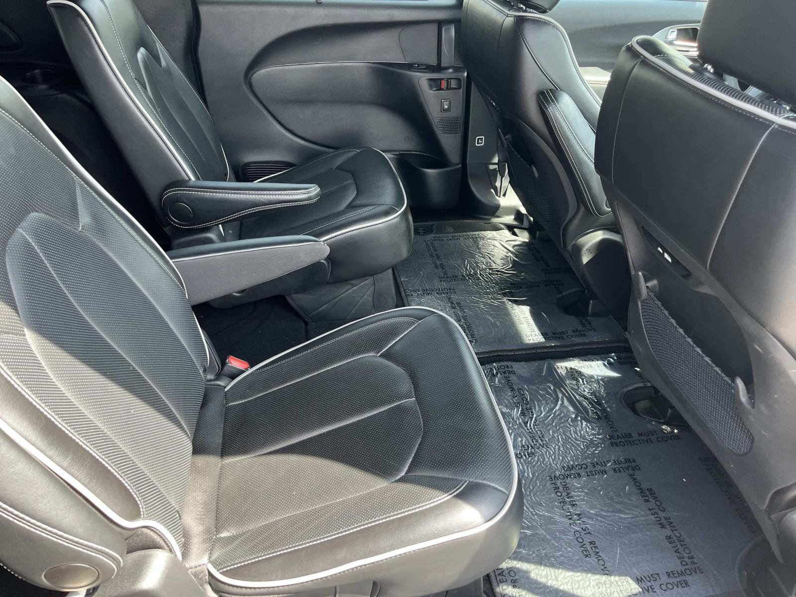 Used 2025 Chrysler Pacifica Limited FWD image 21
