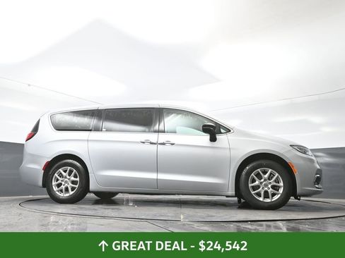 Used 2024 Chrysler Pacifica Touring-L FWD image 54