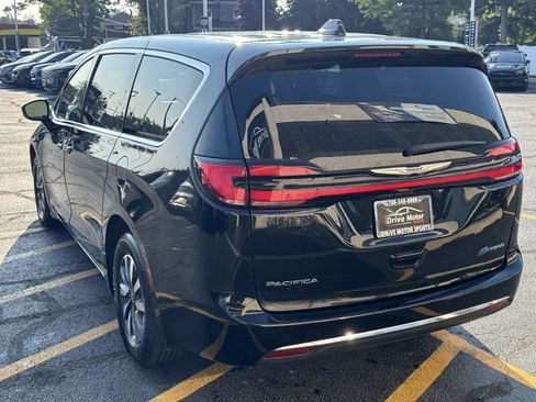 Used 2022 Chrysler Pacifica Touring-L image 18