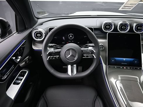 Used 2025 Mercedes-Benz GLC 300 4MATIC image 22