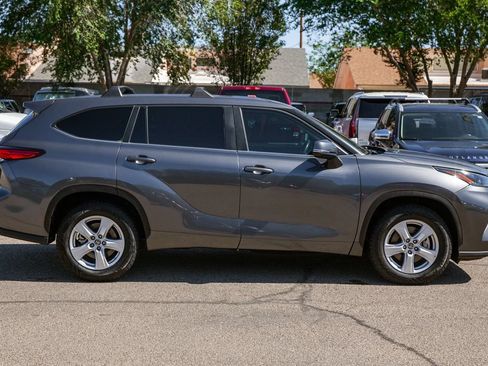 Used 2023 Toyota Highlander LE FWD image 5