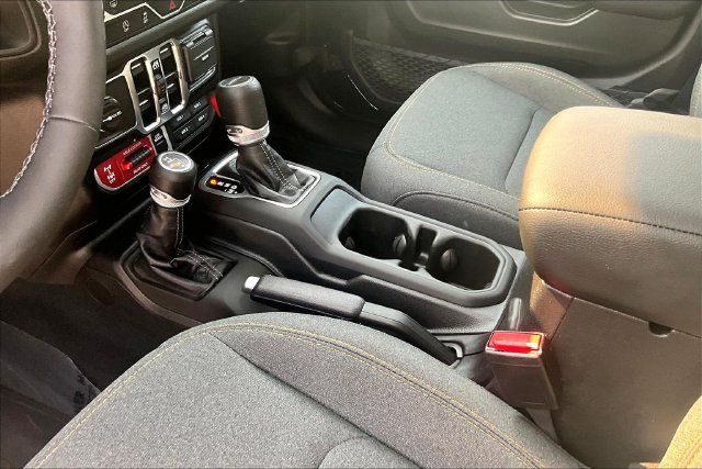 Used 2025 Jeep Gladiator Sport AWD/4WD image 14