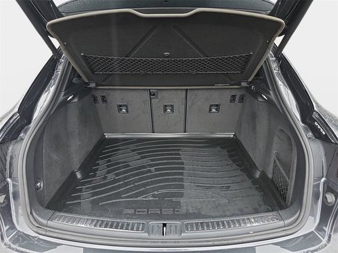 Used 2018 Porsche Macan Base image 12