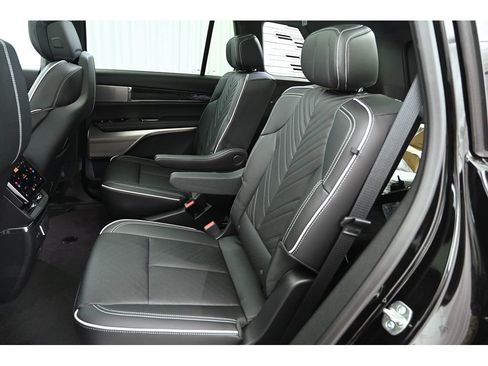 New 2026 Cadillac Vistiq Platinum image 13