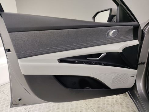 Used 2023 Hyundai Elantra Limited image 11