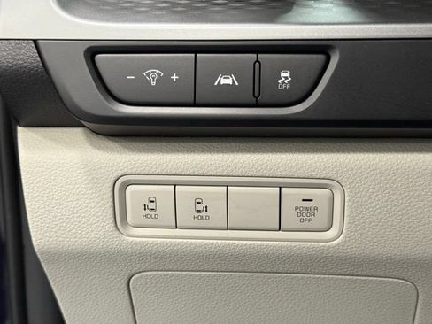 Used 2023 Kia Carnival LX FWD image 11