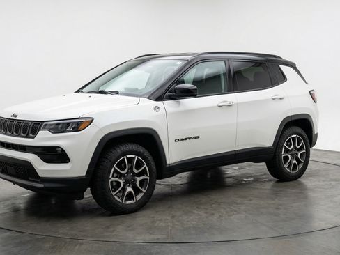 Used 2025 Jeep Compass Trailhawk AWD/4WD image 3