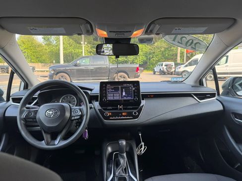 Used 2021 Toyota Corolla LE image 9