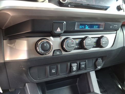Used 2022 Toyota Tacoma SR5 AWD/4WD image 16