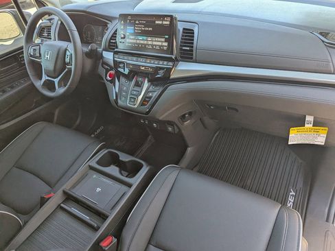 New 2026 Honda Odyssey Touring image 9