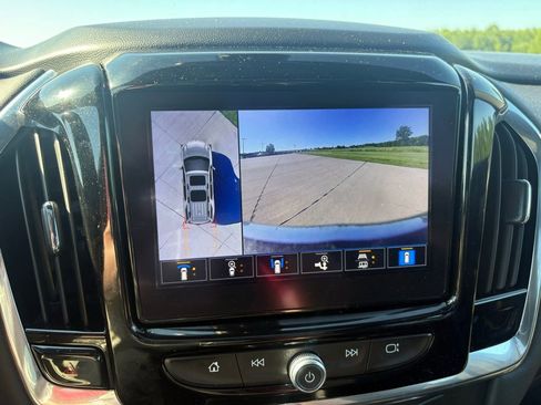 Used 2023 Chevrolet Traverse LT w/ LT Premium Package AWD/4WD image 25