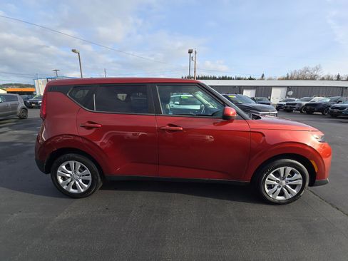 Used 2022 Kia Soul LX image 2