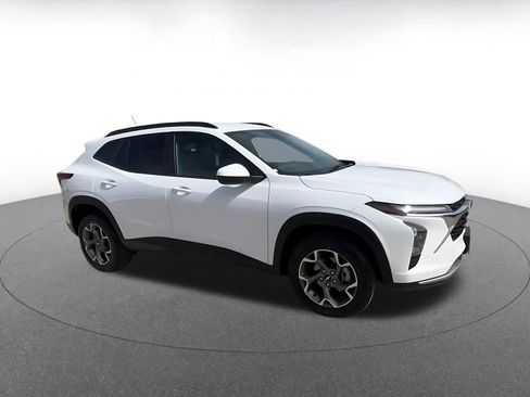 Used 2025 Chevrolet Trax LT image 2