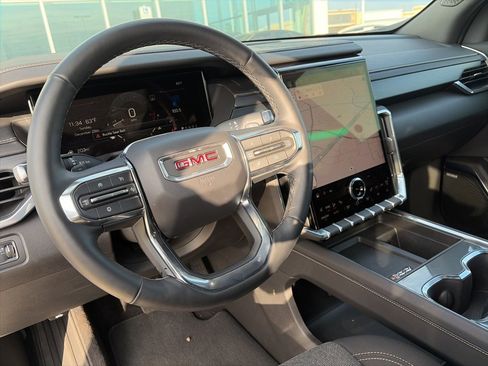 Used 2025 GMC Acadia Elevation image 16