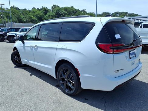 New 2027 Chrysler Pacifica Limited AWD/4WD image 6