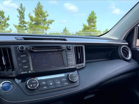 Used 2018 Toyota RAV4 XLE AWD/4WD image 35
