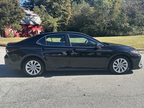 Used 2022 Toyota Camry LE image 4