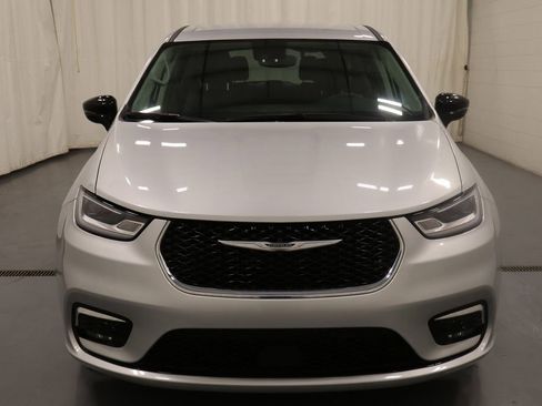 Used 2024 Chrysler Pacifica Touring-L FWD image 4