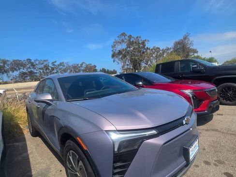 Used 2025 Chevrolet Blazer EV LT FWD image 2