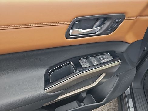 Used 2025 Nissan Pathfinder Platinum image 36