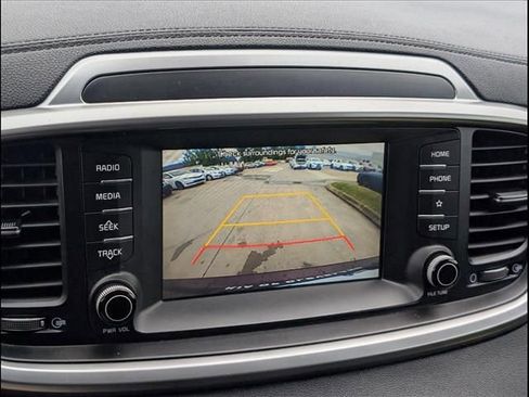 Used 2020 Kia Sorento LX FWD image 12