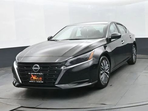 Used 2024 Nissan Altima 2.5 SV image 1