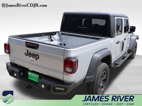 Used 2024 Jeep Gladiator Sport AWD/4WD image 5