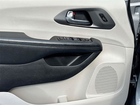 Used 2021 Chrysler Pacifica Touring-L FWD image 20