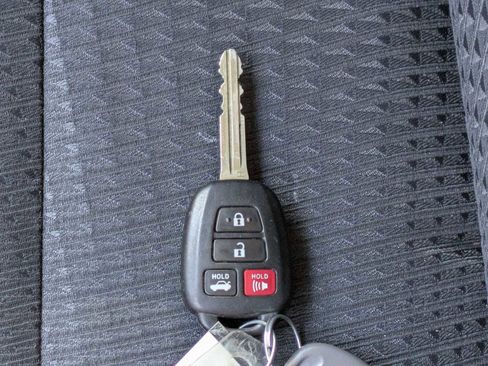 Used 2015 Toyota Camry SE image 29