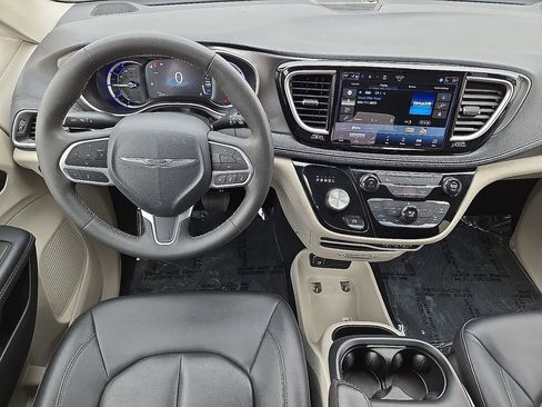 Used 2024 Chrysler Pacifica Limited FWD image 19
