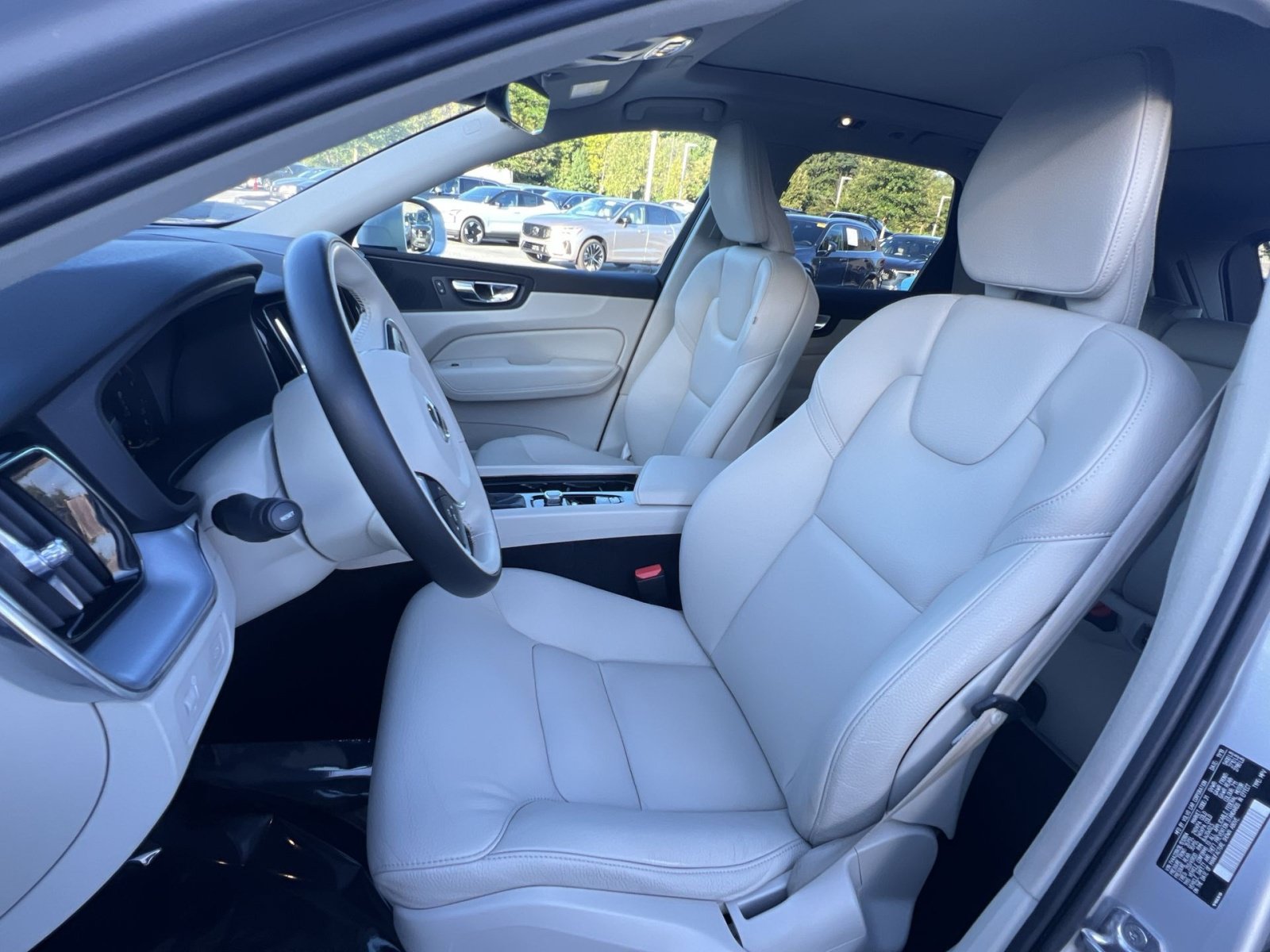 Used 2020 Volvo XC60 T6 Momentum w/ Protection Package Premier AWD/4WD image 12