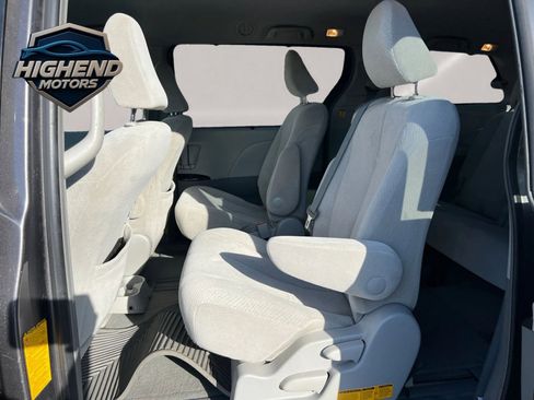 Used 2013 Toyota Sienna LE image 17
