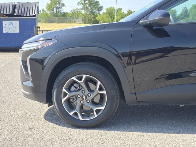 Used 2025 Chevrolet Trax LT FWD image 8