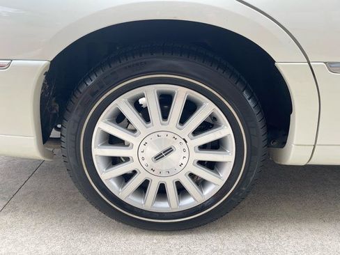 Used 2003 Lincoln Town Car Executive RWD image 19