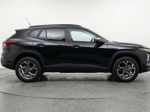 Used 2025 Chevrolet Trax LT w/ LT Convenience Package image 8