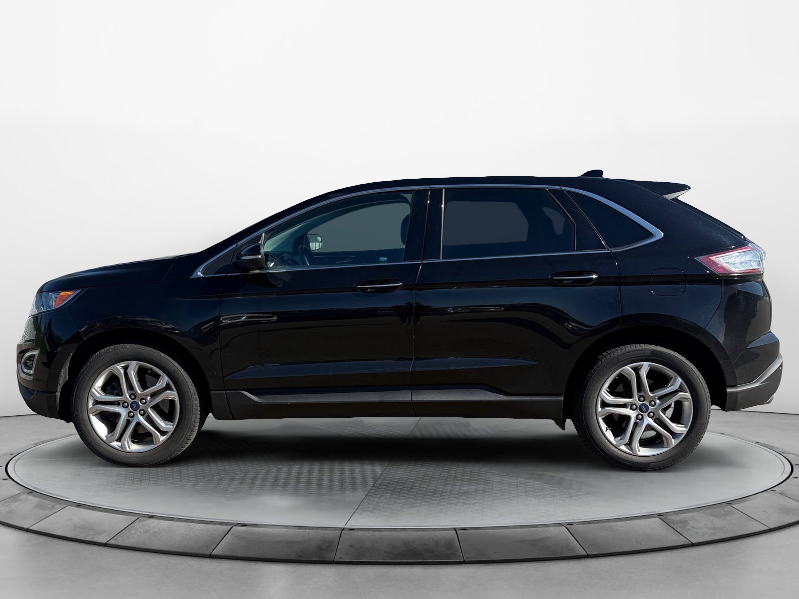 Used 2018 Ford Edge Titanium w/ Technology Package AWD/4WD image 3