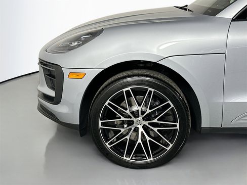 Certified 2025 Porsche Macan image 11