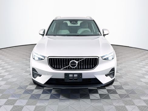 Used 2025 Volvo XC40 B5 Core image 2