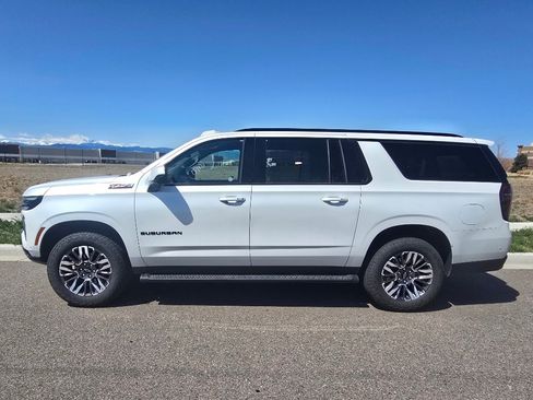 Used 2025 Chevrolet Suburban Z71 image 14