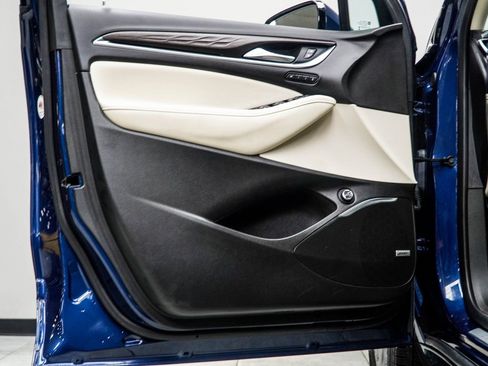 Used 2023 Buick Enclave Avenir image 32