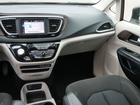 Certified 2023 Chrysler Voyager LX FWD image 11