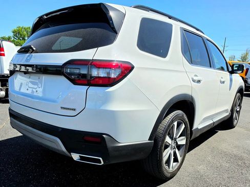 Used 2025 Honda Pilot Touring image 4