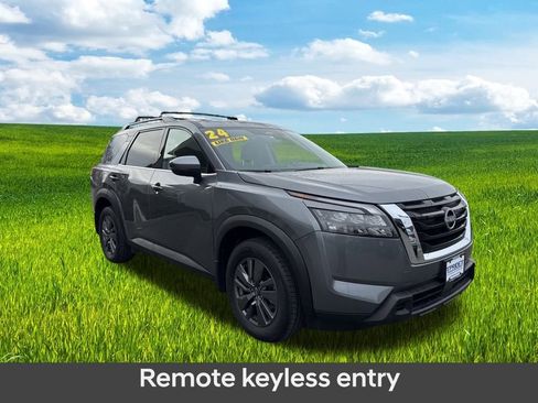 Used 2024 Nissan Pathfinder SV image 3