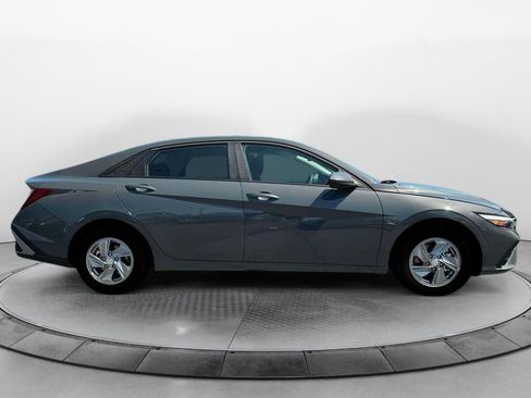 New 2025 Hyundai Elantra SE image 9