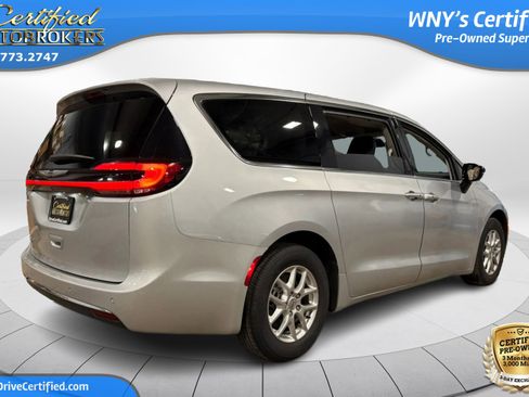 Used 2024 Chrysler Pacifica Touring-L FWD image 6