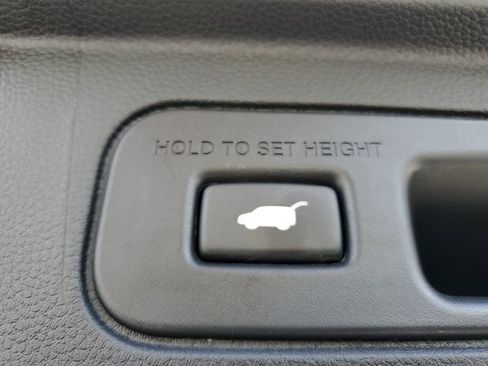 Used 2025 Honda Pilot Touring image 9