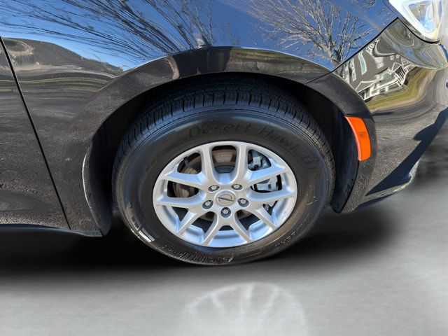 Used 2024 Chrysler Pacifica Touring-L FWD image 32