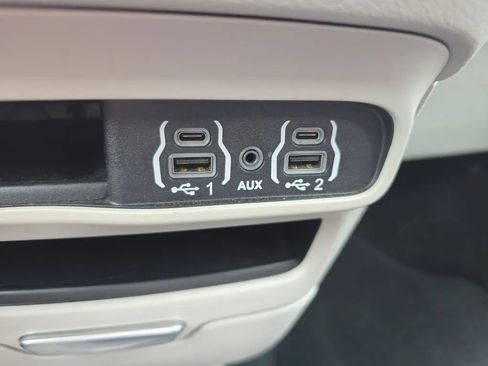 Used 2023 Chrysler Pacifica Touring-L FWD image 31