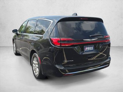 Used 2025 Chrysler Pacifica Select FWD image 7